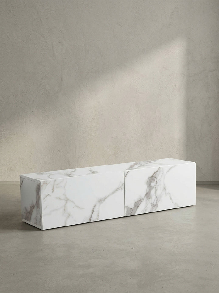 Frontalansicht des wandmontierten Lowboards mit zwei grifflosen Klapptüren in einer eleganten weißen Marmor-Optik, isoliert auf weißem Hintergrund._