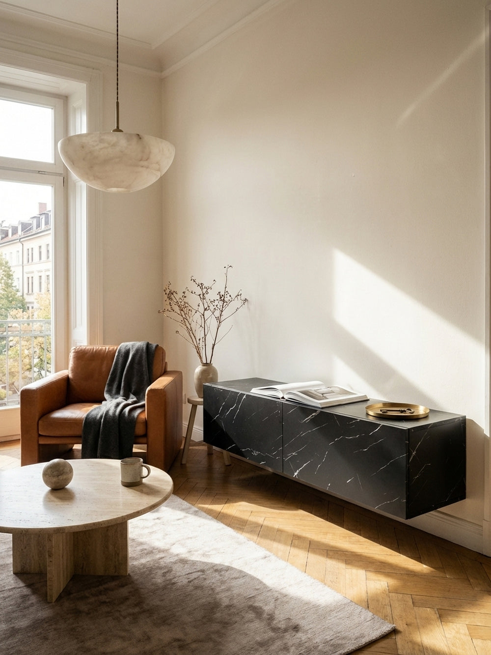 Modernes TV-Board in Marmor-Optik, kombiniert mit einem Sideboard aus Walnussholz und einer Messing-Stehlampe für ein stimmiges Wohnambiente._