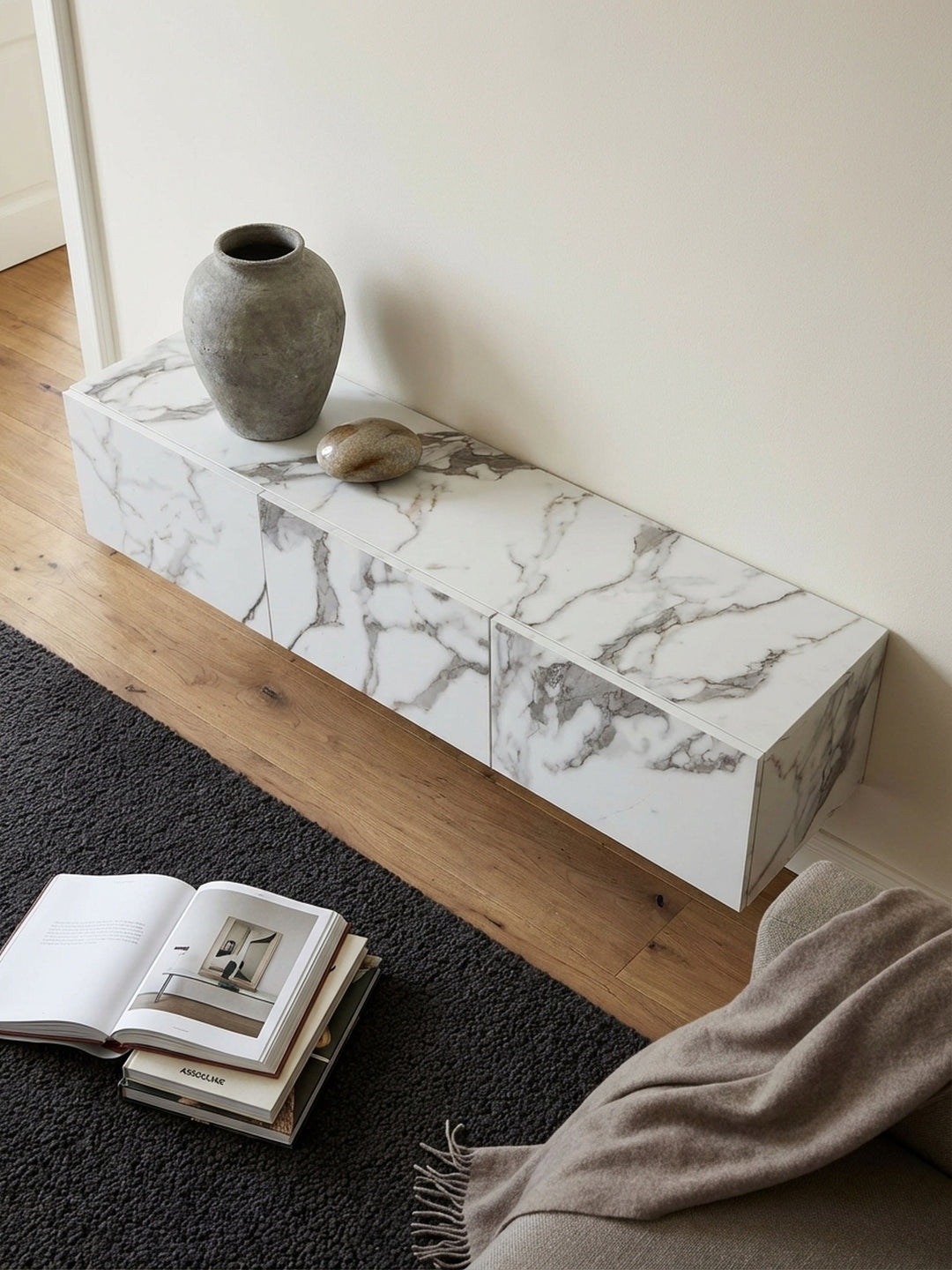 Design-Fernsehschrank 160 cm breit aus der Vogelperspektive, arrangiert mit einem hellen Teppich und einem Fernseher in einem modernen Wohnambiente._