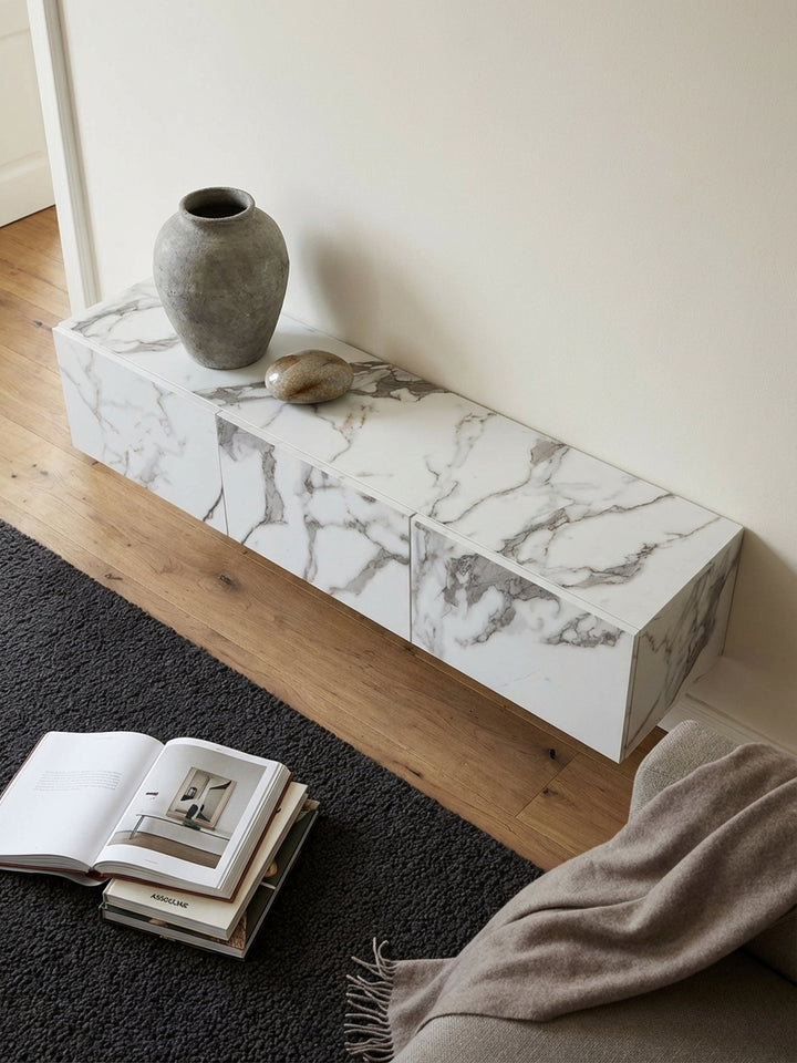 Design-Fernsehschrank 160 cm breit aus der Vogelperspektive, arrangiert mit einem hellen Teppich und einem Fernseher in einem modernen Wohnambiente._