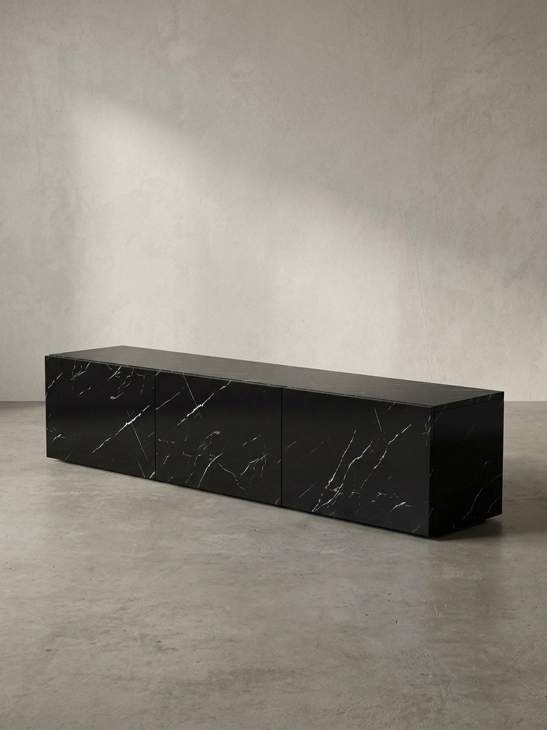Nahaufnahme eines Klappscharniers und des Gasdruckdämpfers im Inneren des schwarzen TV-Wandschranks, die die funktionale Mechanik verdeutlichen._