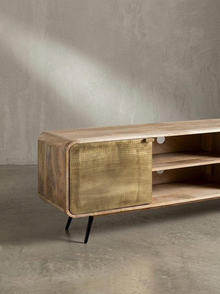 Seitenansicht des TV-Schranks, die die schlanke Silhouette, die abgewinkelten schwarzen Beine und die Proportionen des 55 cm hohen Korpus aus Mangoholz darstellt._