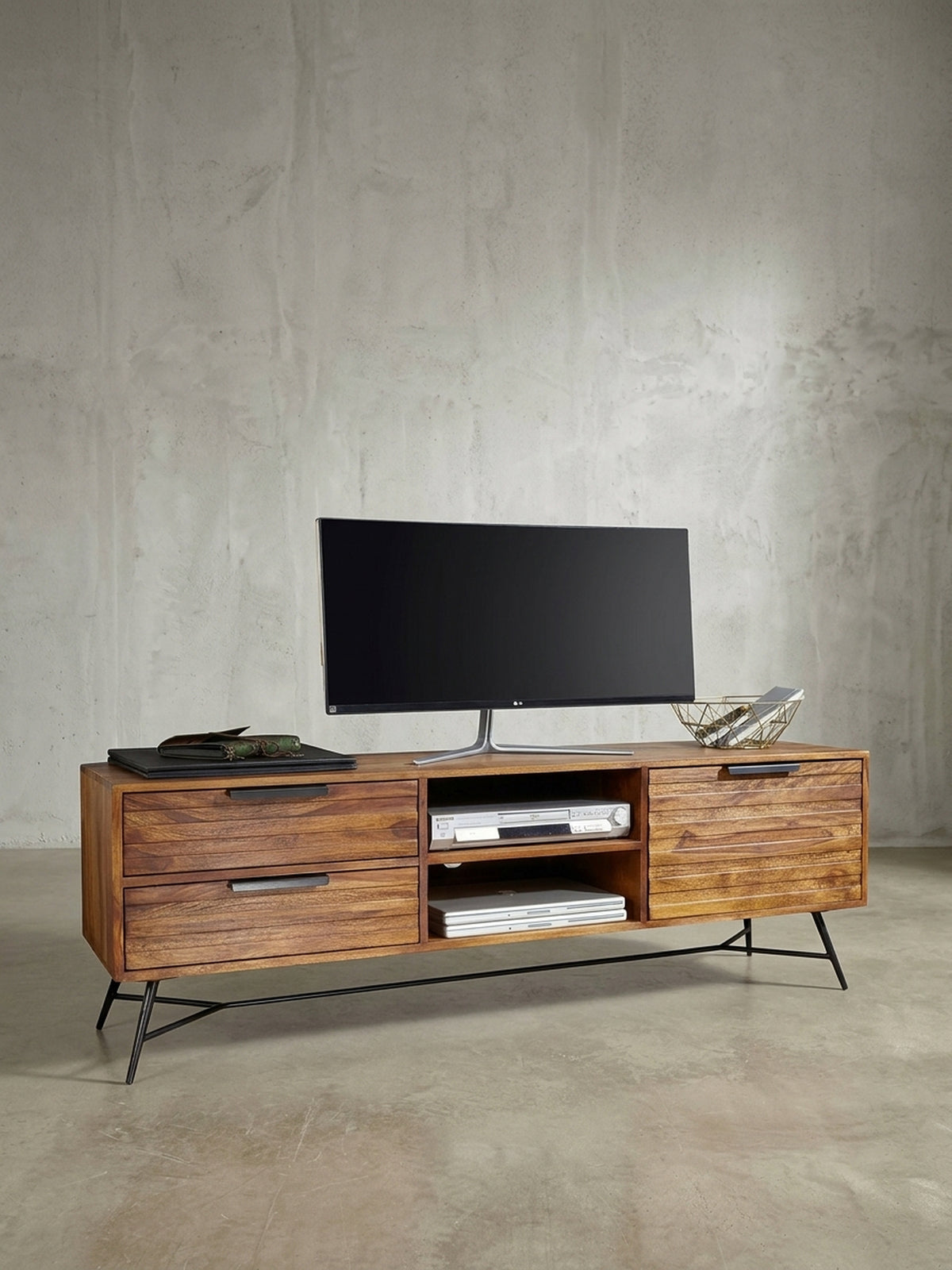 Frontansicht des 160x54x40 cm großen TV-Lowboards aus Massivholz. Das Design-Hifi-Board zeigt geräumige Schubladen, offene Fächer und filigrane schwarze Metallbeine im modernen Look