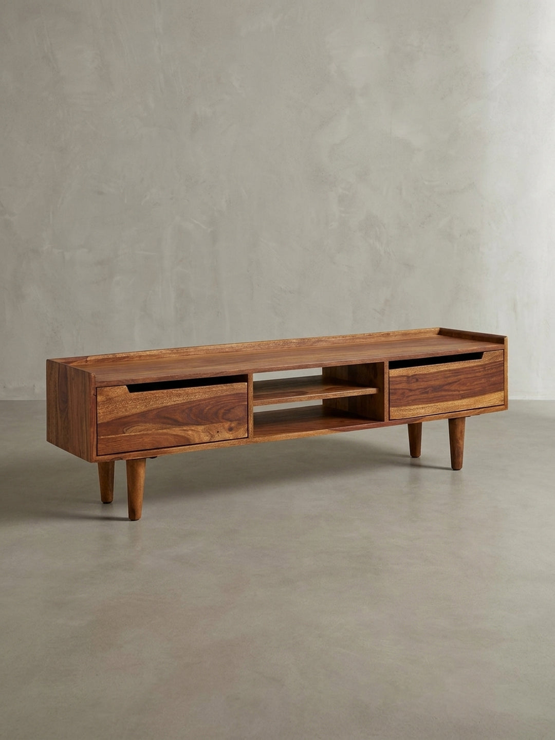 Alternative Perspektive auf die TV-Kommode im Mid-Century-Stil, die die große Ablagefläche und die grifflosen Türfronten präsentiert._