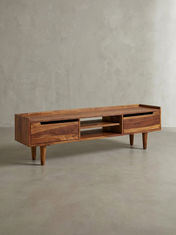 Alternative Perspektive auf die TV-Kommode im Mid-Century-Stil, die die große Ablagefläche und die grifflosen Türfronten präsentiert._