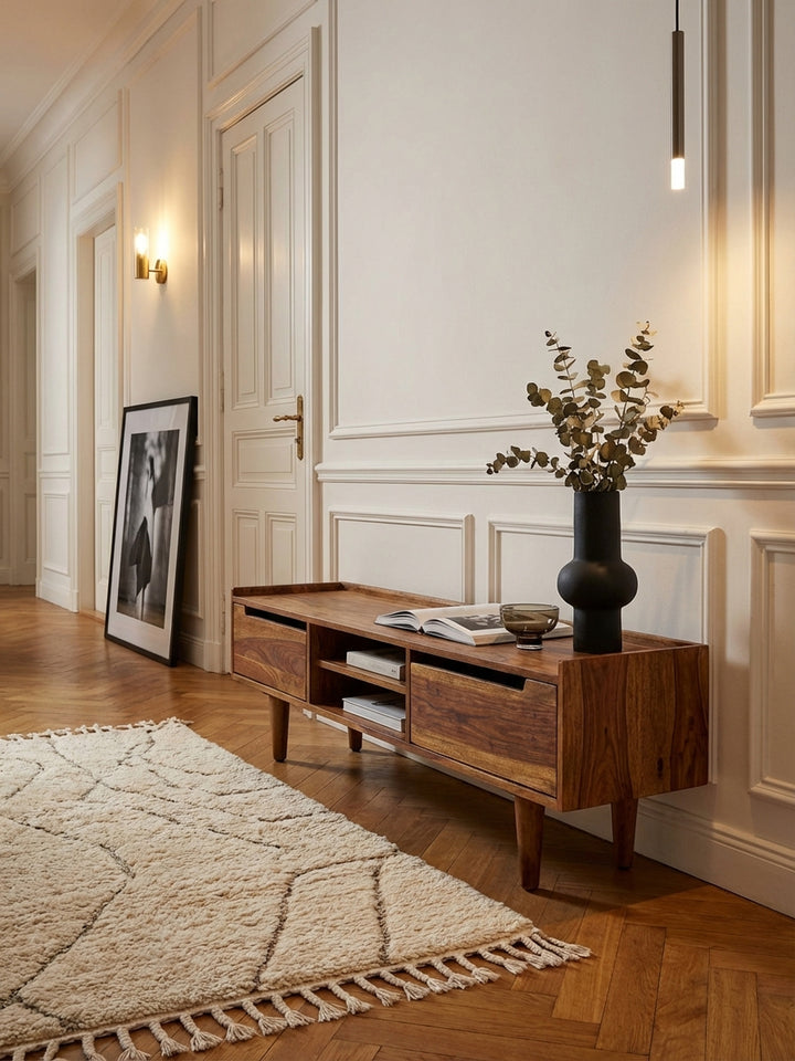 Design TV-Lowboard aus massivem Sheesham-Holz in einem modernen Wohnzimmer, stilvoll unter einem Fernseher platziert und mit minimalistischer Deko._