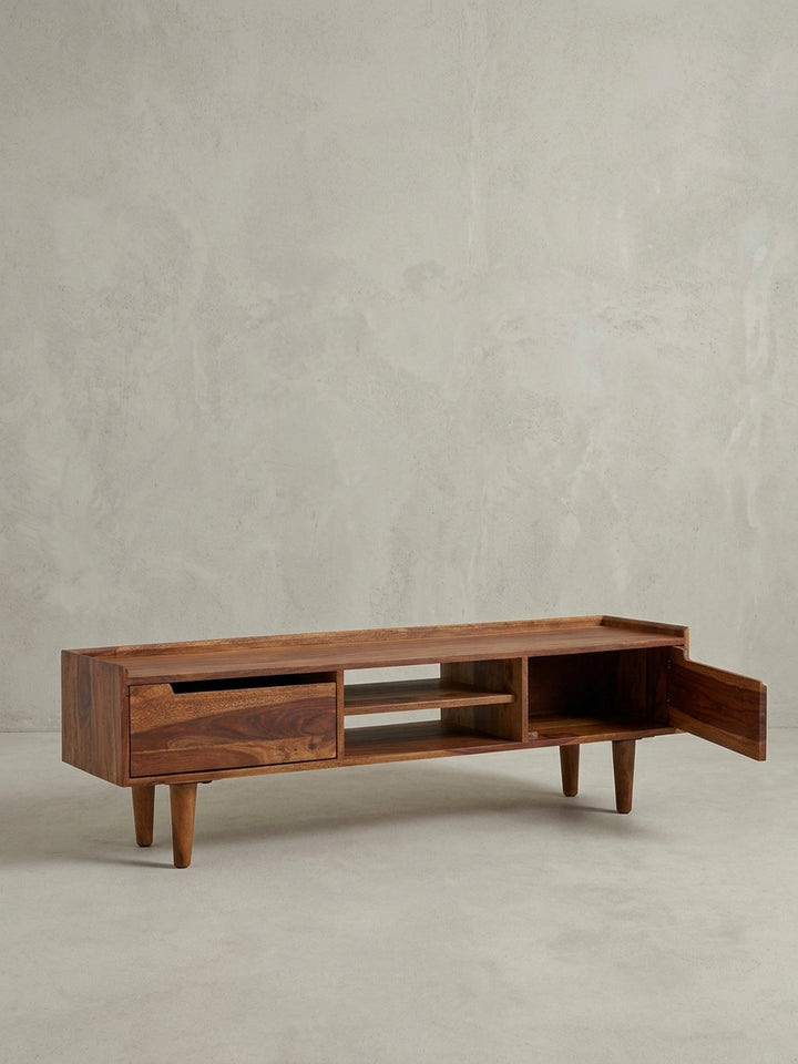 Gesamtansicht des Design Fernsehschranks aus Echtholz, der die harmonische Kombination aus Funktionalität und skandinavischem Retro-Design zeigt._