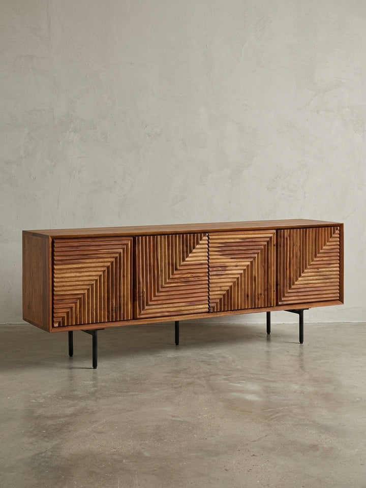 Modernes Lowboard aus Sheesham Massivholz in 140 cm Breite, Frontansicht auf weißem Hintergrund, mit vier Türen und markantem geometrischem Design._