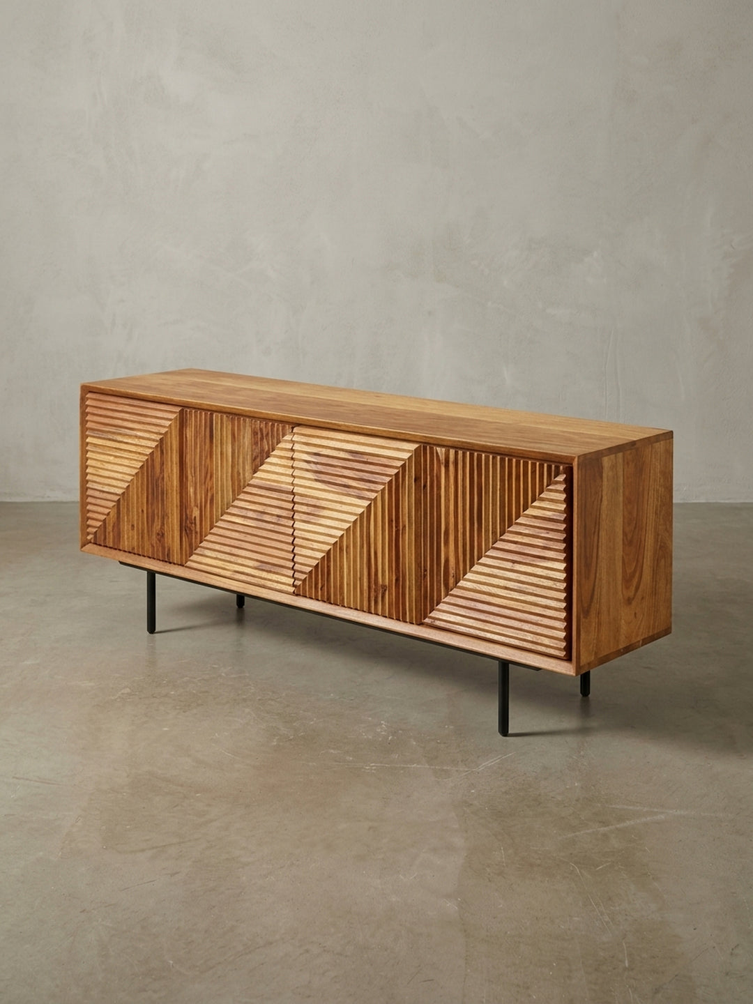 Die Fernsehkommode aus Sheesham-Holz aus einer alternativen Perspektive, die das Zusammenspiel von warmer Holzfarbe und geometrischem Muster betont._