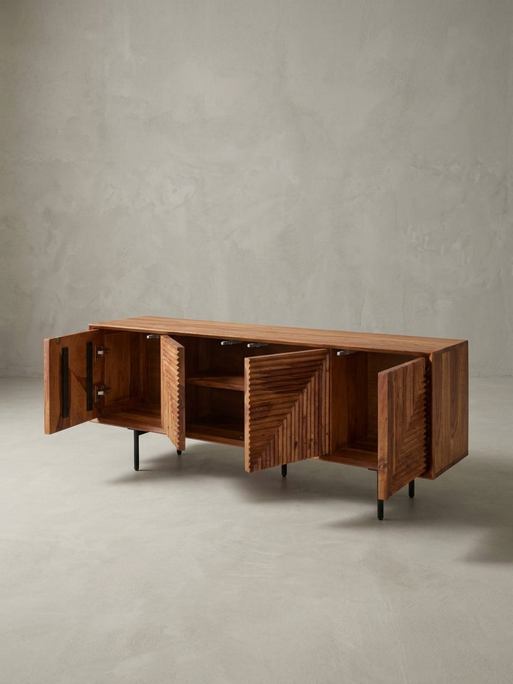 Das TV-Möbel aus massivem Sheesham-Holz in der Gesamtübersicht, das die harmonische Kombination aus natürlichem Material und modernem Design verdeutlicht._