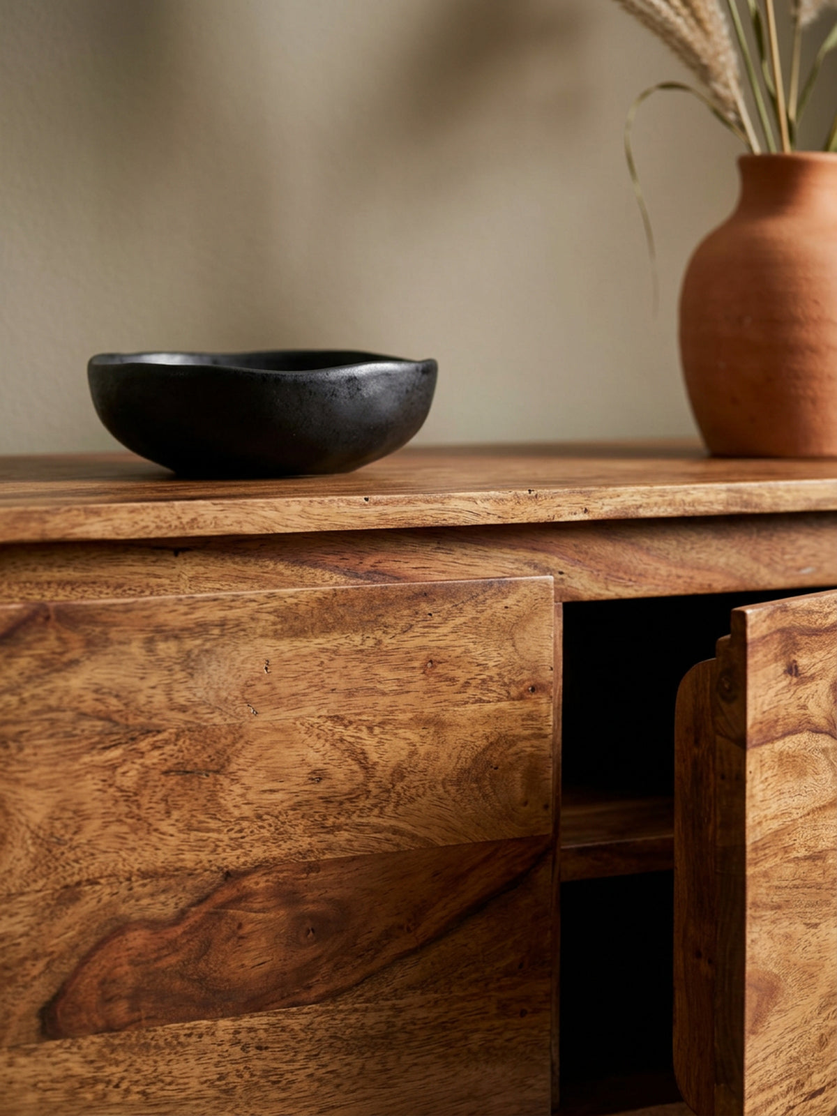 Lowboard TEKO  Massivholz  viel Stauraum  Sheesham oder Akazie  4 Holzbeine - KADIMA DESIGN Farbe  Braun  Größe  140x35x40 cm