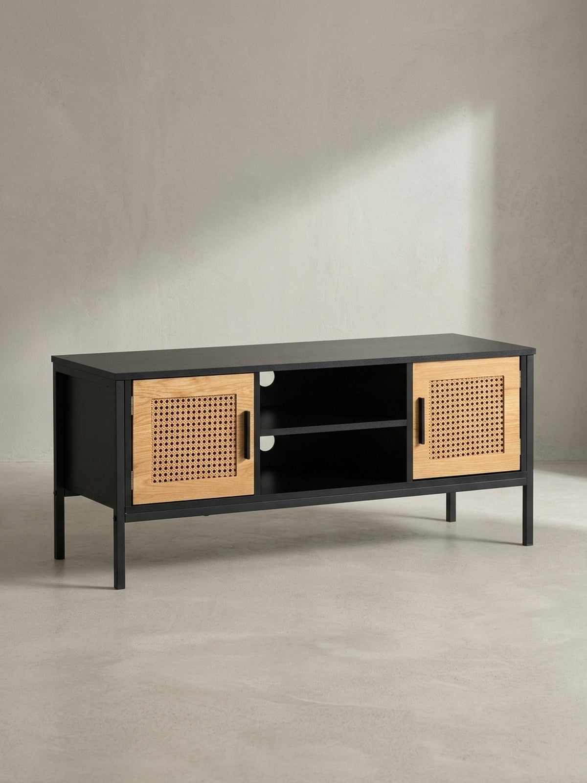 Das TV-Lowboard in einer Dreiviertelansicht, die die Tiefe von 40cm und die filigranen schwarzen Metallbeine betont.