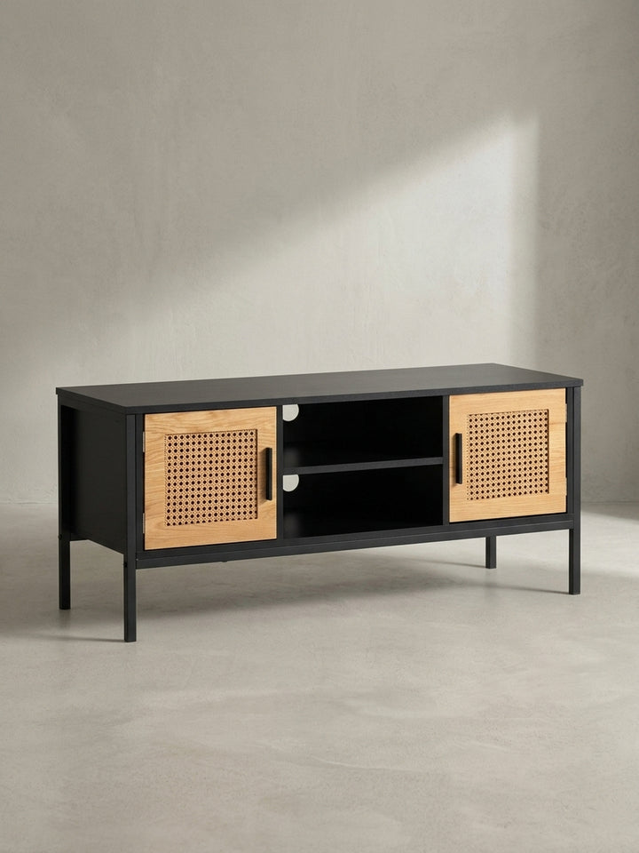 Das TV-Lowboard in einer Dreiviertelansicht, die die Tiefe von 40cm und die filigranen schwarzen Metallbeine betont._