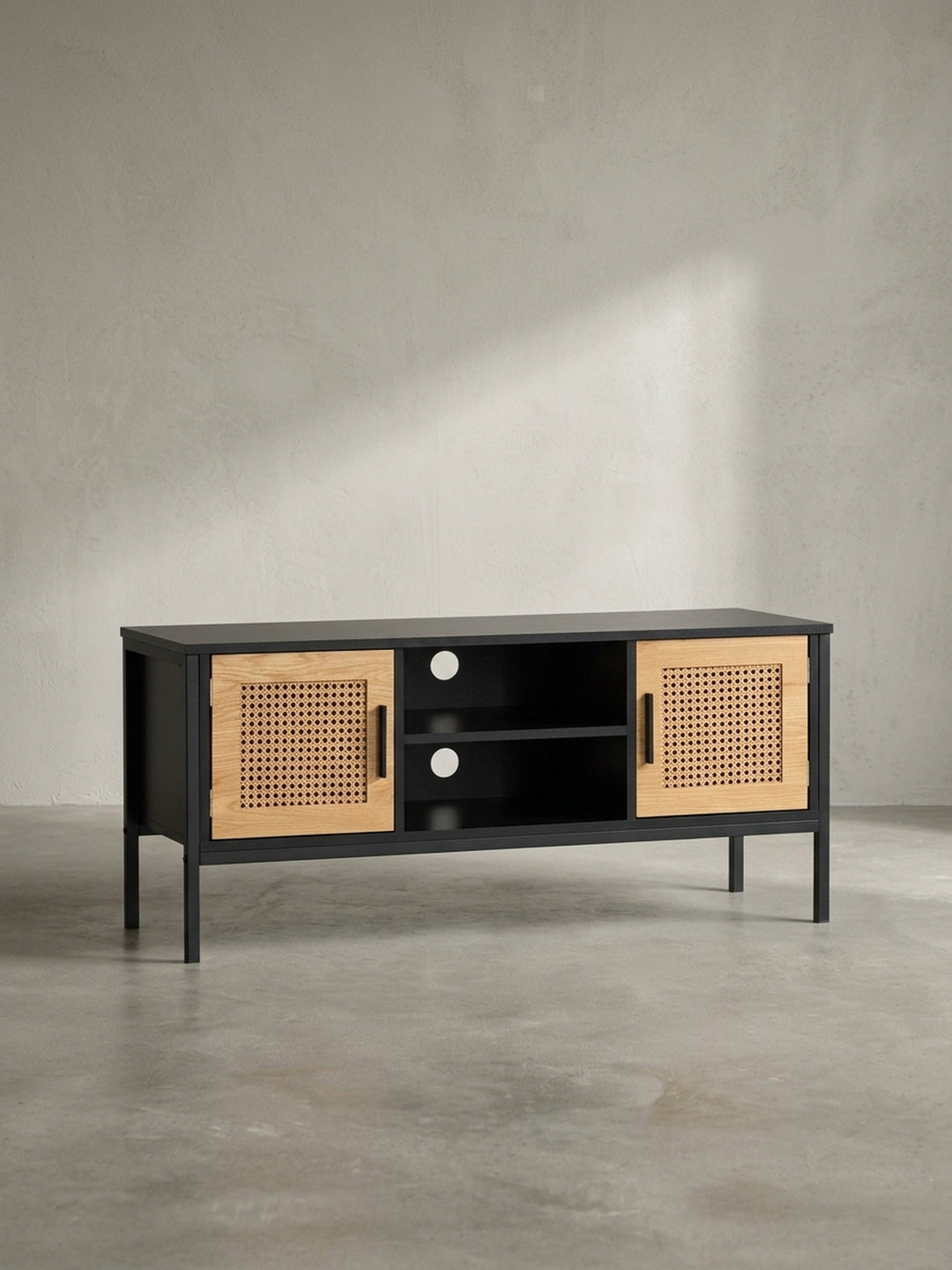 Design-Fernsehschrank, der schwarze, glatte Oberflächen mit der natürlichen Textur von Eiche und Polyrattan elegant verbindet._
