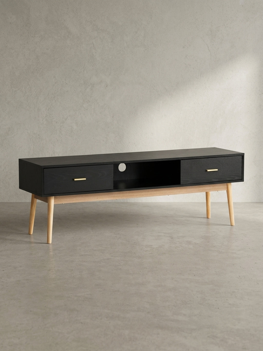 Frontale Ansicht des 150 cm breiten TV-Lowboards in Schwarz mit hellem Eiche-Untergestell und zwei symmetrischen Schubladen._
