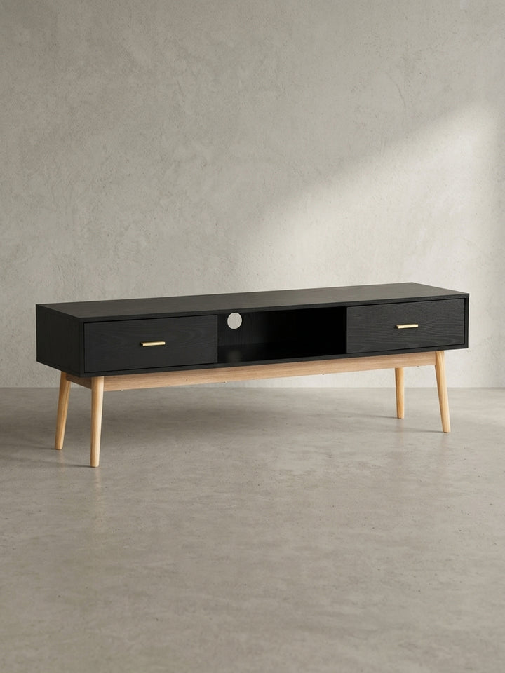 Frontale Ansicht des 150 cm breiten TV-Lowboards in Schwarz mit hellem Eiche-Untergestell und zwei symmetrischen Schubladen._