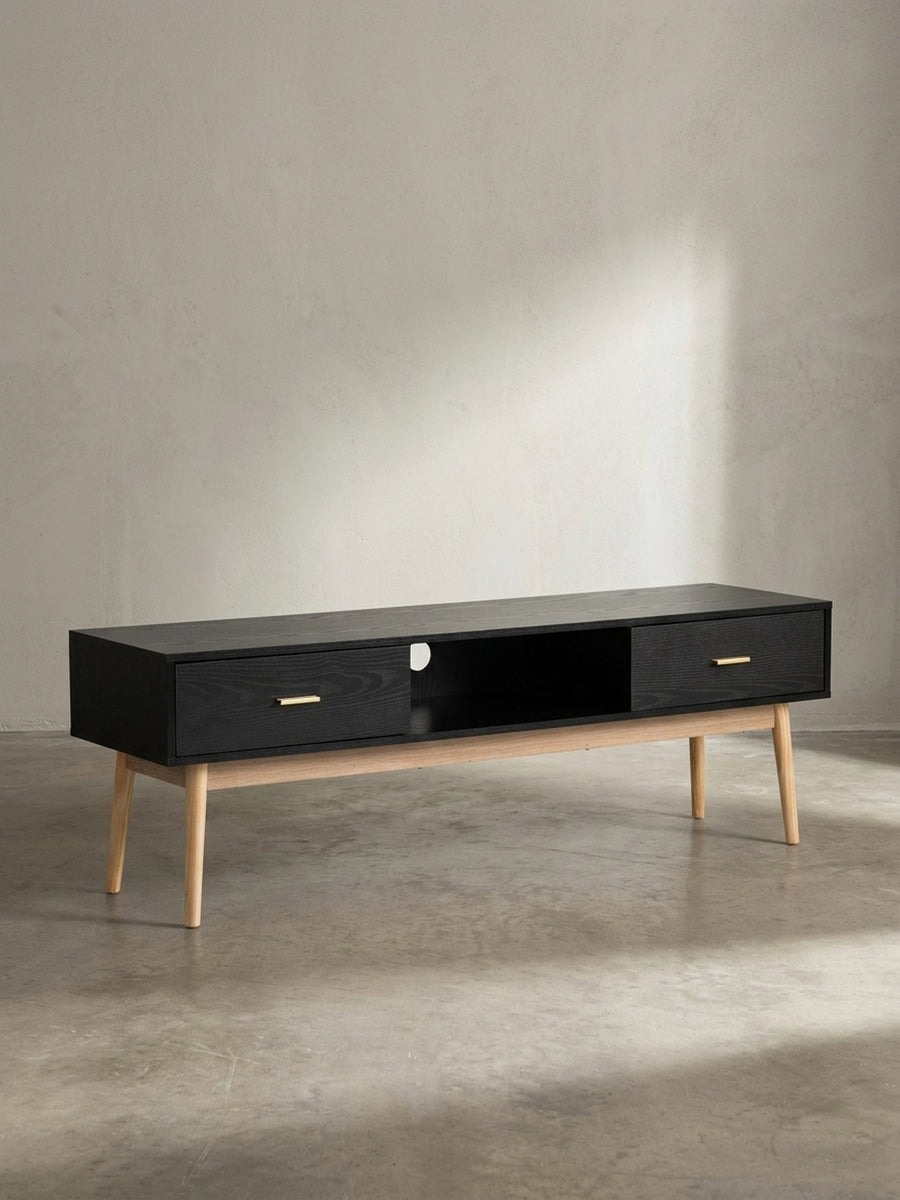 Schlankes Profil des schwarzen TV-Lowboards mit 40 cm Tiefe und offenem Mittelfach für nahtlose Kabelorganisation im Heimkino._