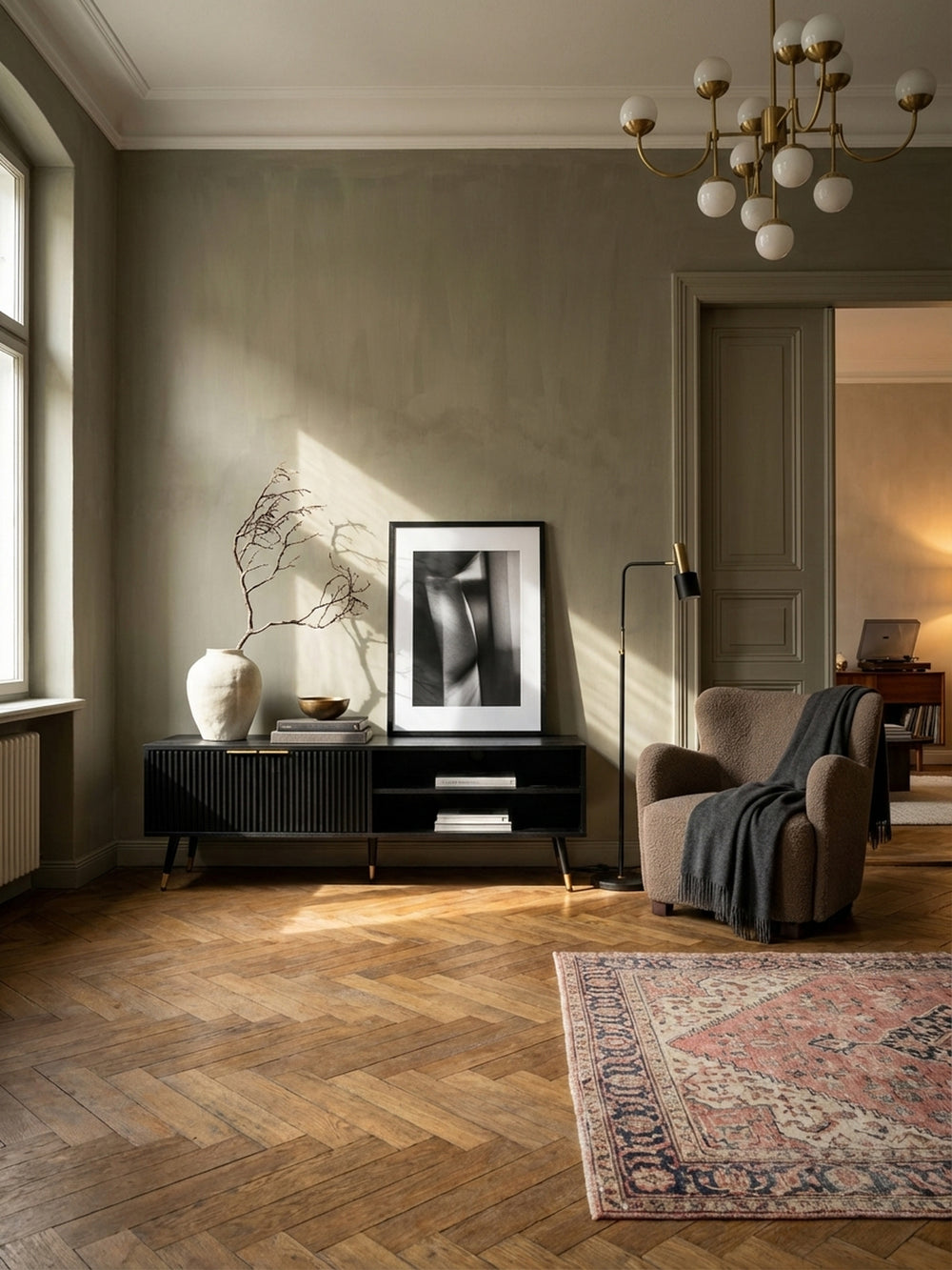 Modernes TV-Lowboard in schwarzer Eiche-Optik, stilvoll dekoriert mit Vasen in einem eleganten Wohnzimmer mit hellem Holzboden und beiger Wand._