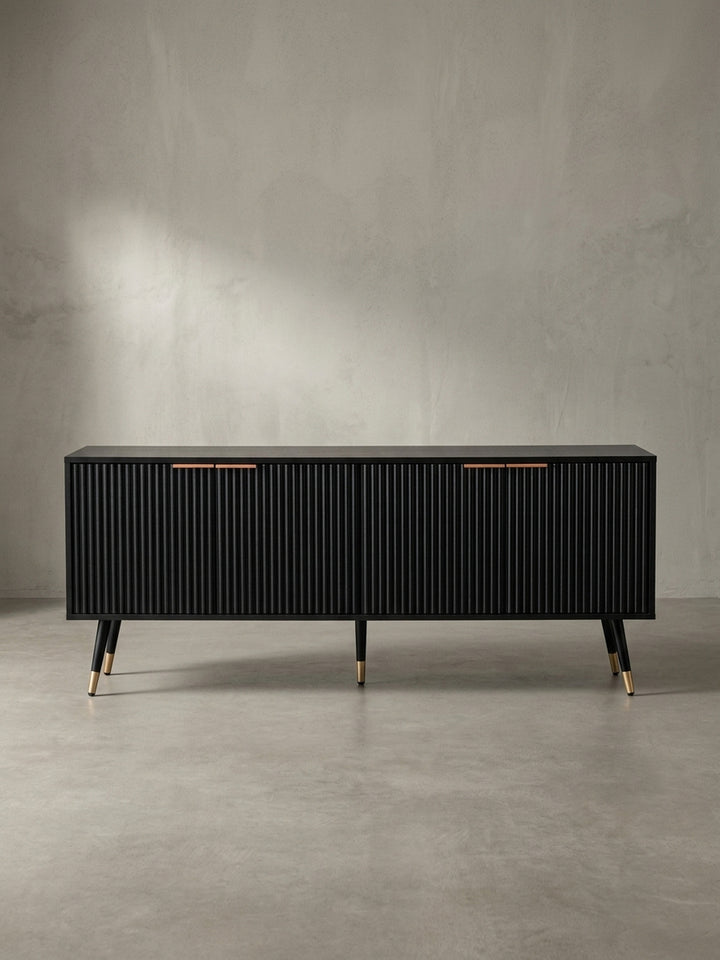 Schräge 3/4-Ansicht des Fernsehschranks in Schwarz, die die Tiefe der Rillenstruktur und die eleganten, ausgestellten Metallbeine zeigt._