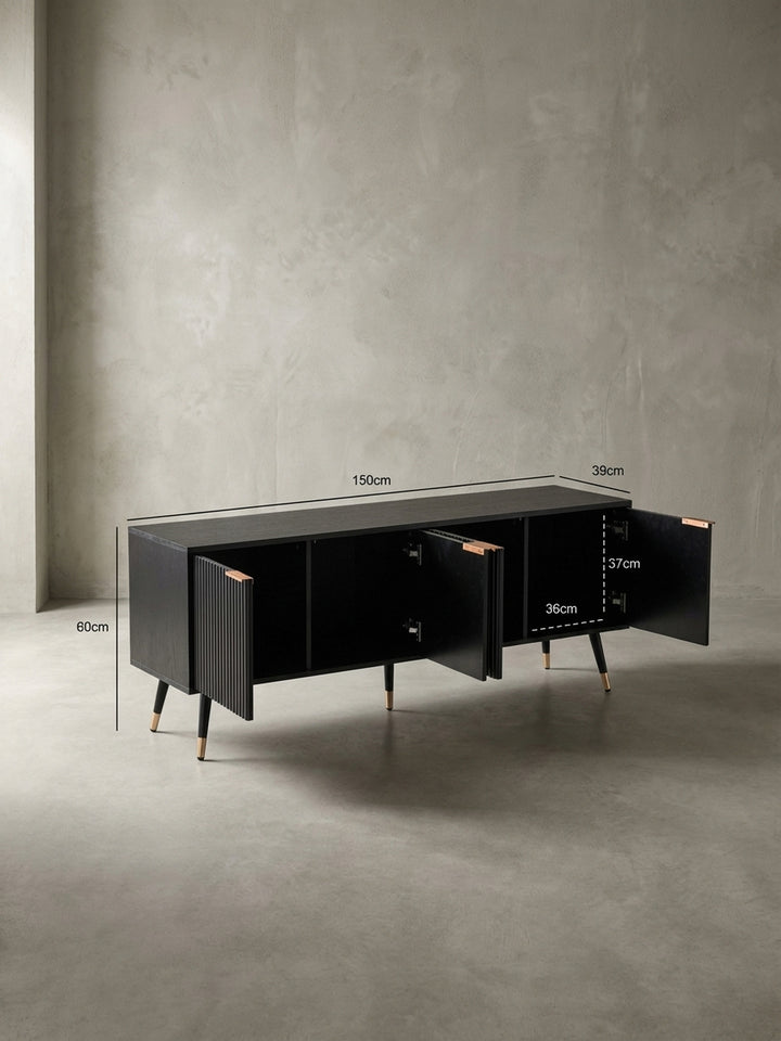 Das TV-Lowboard mit genauen Maßen: 150 cm Breite, 60 cm Höhe und 39 cm Tiefe, ideal für die Planung Ihres Wohnbereichs._