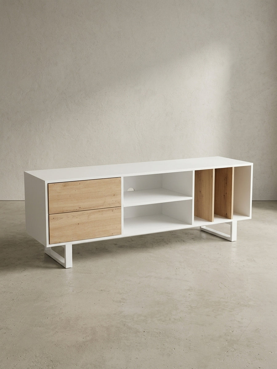 Frontansicht des TV-Schranks in Weiß und Eiche-Dekor auf weißem Hintergrund, der die klare Linienführung und die asymmetrische Aufteilung zeigt._