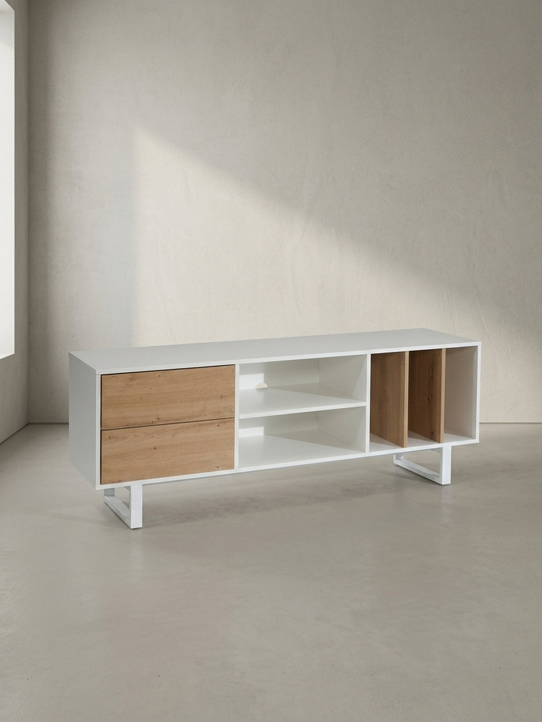 Gesamtüberblick des Design TV-Schranks, der die ausgewogene Kombination aus weißem Korpus, warmen Holzelementen und leichten Metallfüßen zusammenfasst._