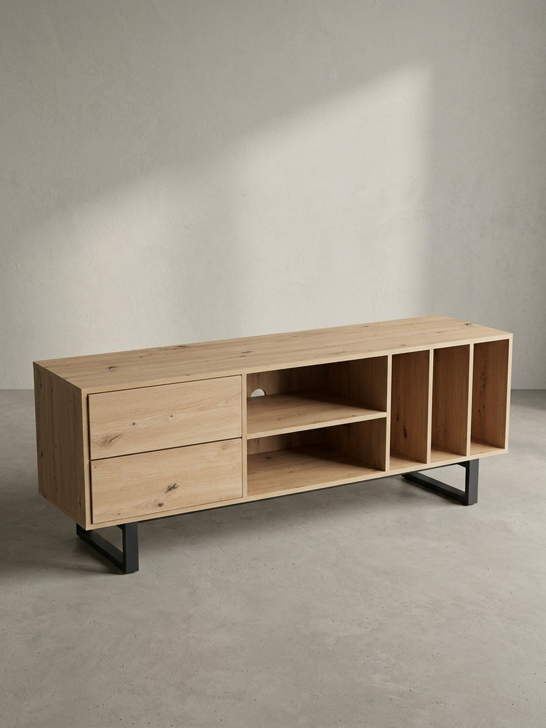 Gesamtüberblick über den Fernsehschrank in skandinavischem Design, der die Kombination aus warmer Eichen-Optik und kühlem, schwarzem Metall zusammenfasst._
