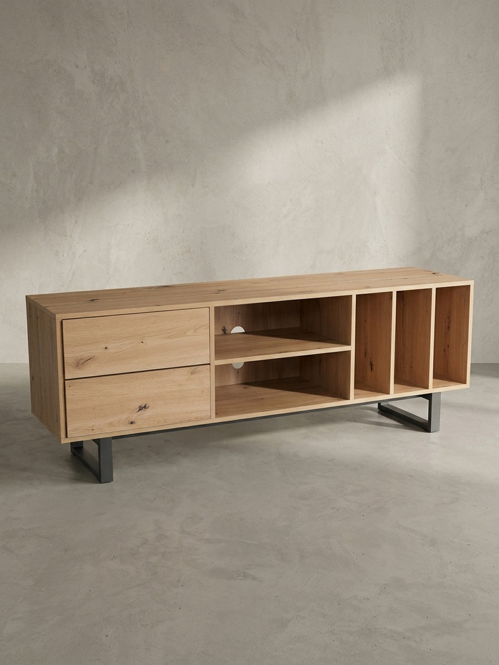 Das TV-Lowboard in Eichen-Optik aus einer seitlichen 3/4-Perspektive, die die Tiefe der Regalfächer und die stabile Konstruktion der schwarzen Metallfüße verdeutlicht._
