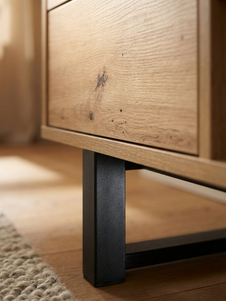 Nahaufnahme der markanten Holzmaserung des TV-Schranks in Eiche-Dekor, die die natürliche und lebendige Oberflächenstruktur des Materials hervorhebt._
