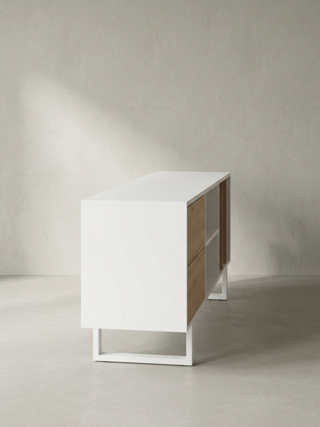 Nahaufnahme einer der grifflosen Schubladen im Eiche-Dekor, die die präzise Verarbeitung und das minimalistische Design des Möbels unterstreicht._