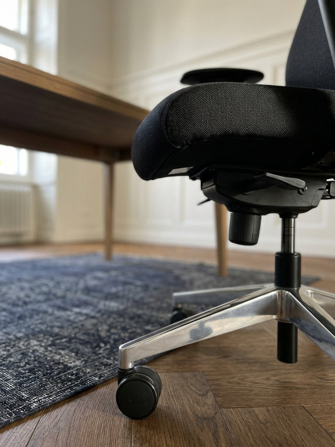 Luxus-Bürostuhl "Komfort Plus"_ Ergonomische Rückenlehne_ verstellbare Sitz-/Rückenneigung_ Kopfstütze_ strapazierfähiger Stoff_ Aluminium-Fußkreuz - KADIMA DESIGN_Größe_ 70x60x141 cm_