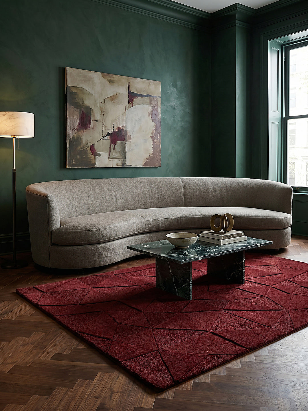 Teppich Rot rechteckig im Wohnzimmer mit Couchtisch und Wohnaccessoires Wohnidee skandinavisch modern_