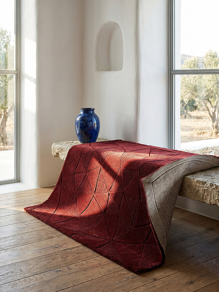 Teppich Rot rechteckig Editorial Interior als Designobjekt drapiert hochwertige Wohnaccessoires_