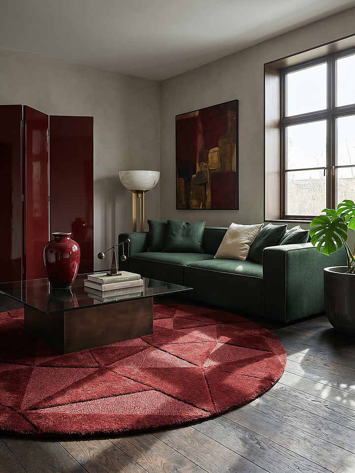 Teppich Rot rund Editorial Interior als Designobjekt drapiert hochwertige Wohnaccessoires_