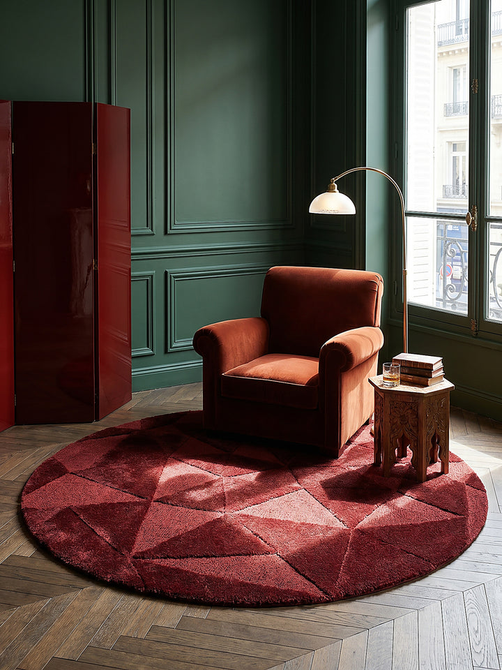 Teppich Rot rund im Wohnzimmer mit Couchtisch und Wohnaccessoires Wohnidee skandinavisch modern_