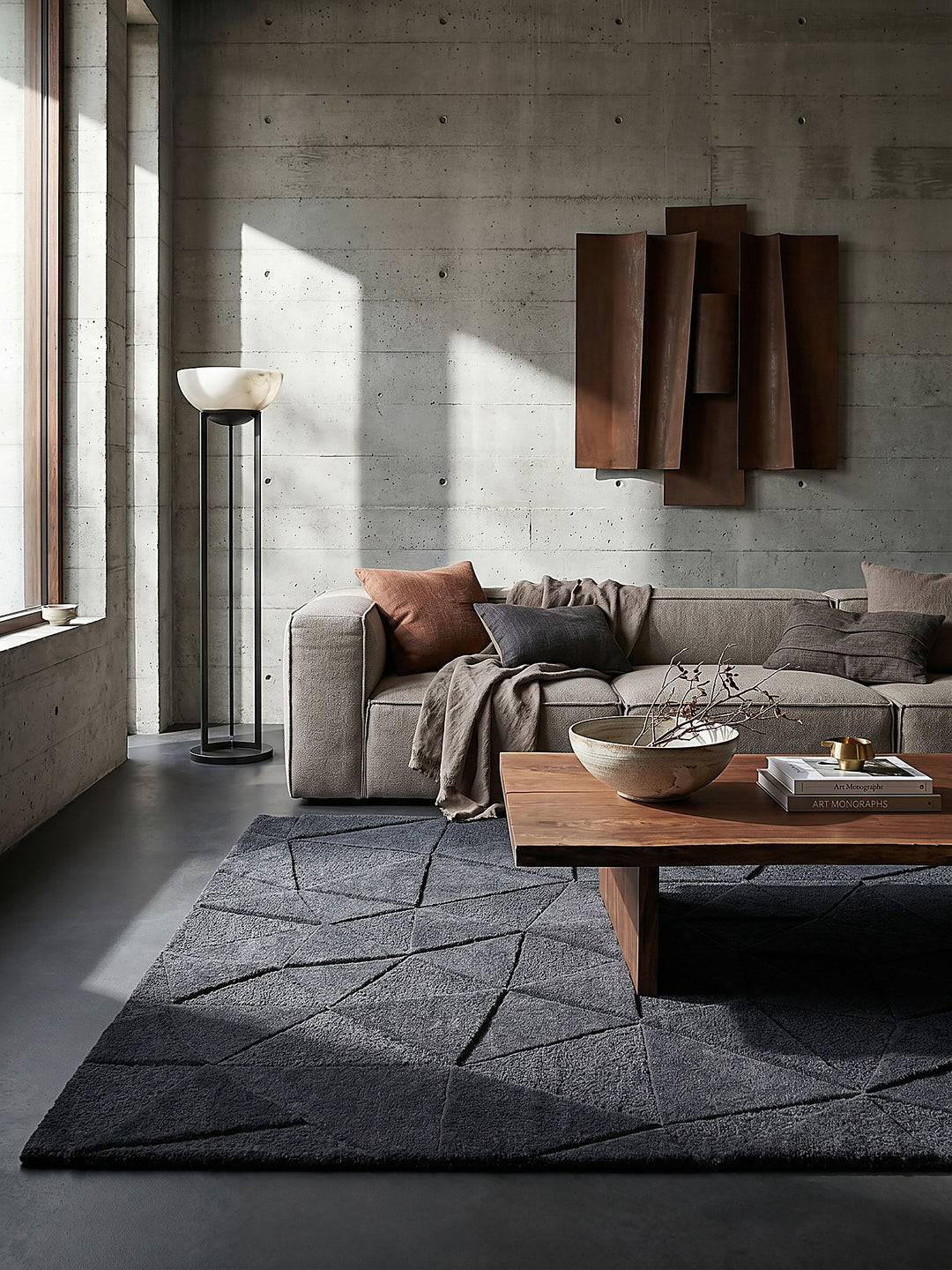 Teppich Anthrazit rechteckig im Wohnzimmer mit Couchtisch und Wohnaccessoires Wohnidee skandinavisch modern_