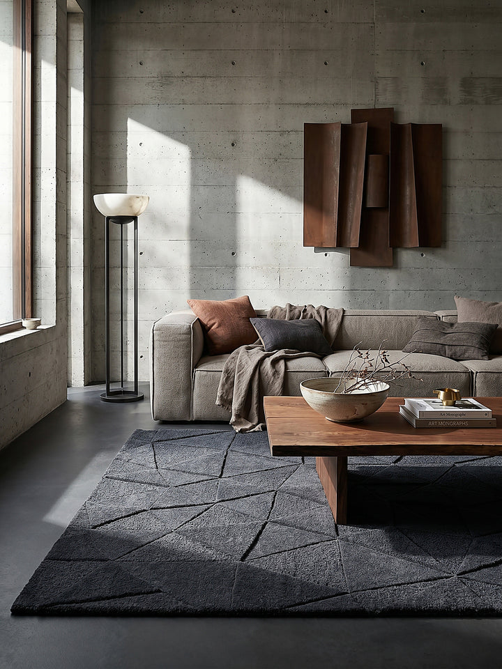 Teppich Anthrazit rechteckig im Wohnzimmer mit Couchtisch und Wohnaccessoires Wohnidee skandinavisch modern_