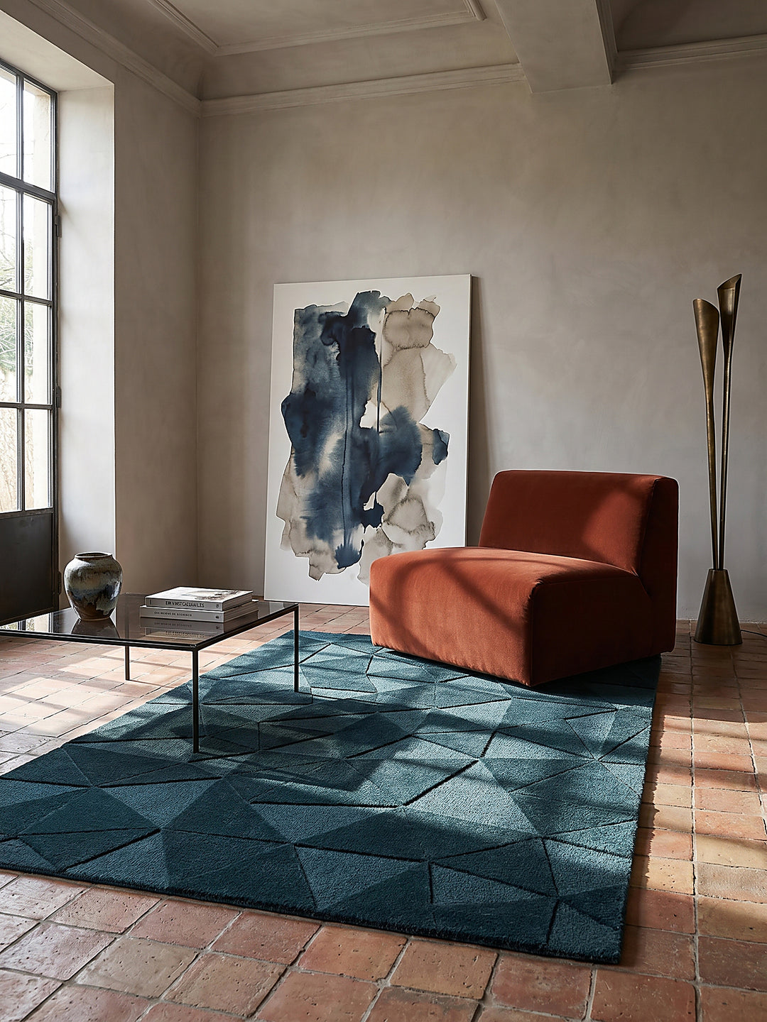 Teppich Türkis rechteckig Editorial Interior als Designobjekt drapiert hochwertige Wohnaccessoires_