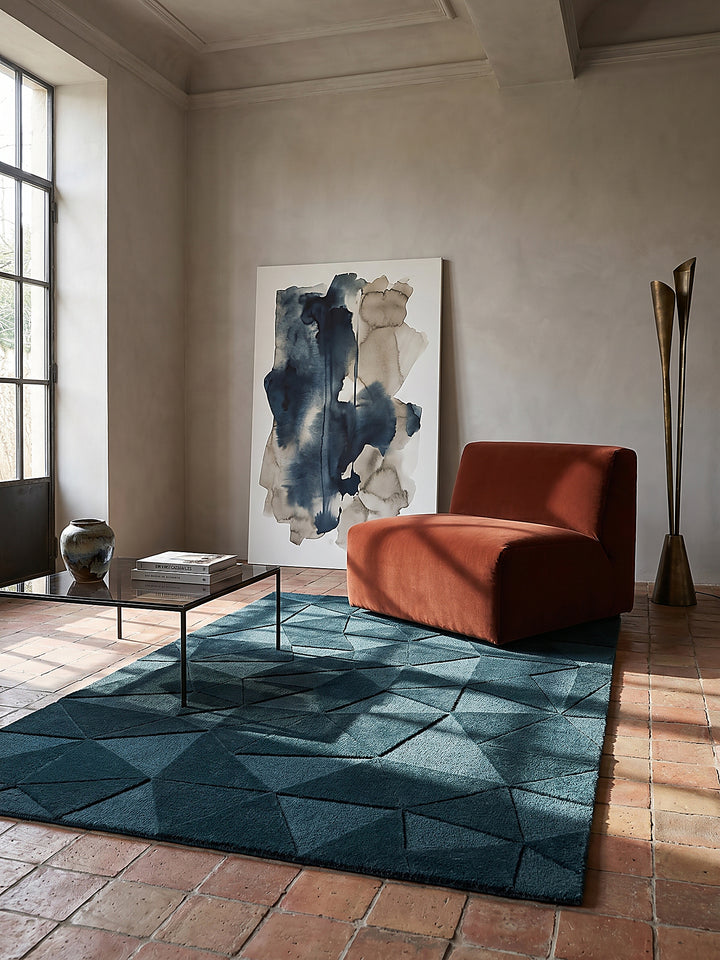 Teppich Türkis rechteckig Editorial Interior als Designobjekt drapiert hochwertige Wohnaccessoires_