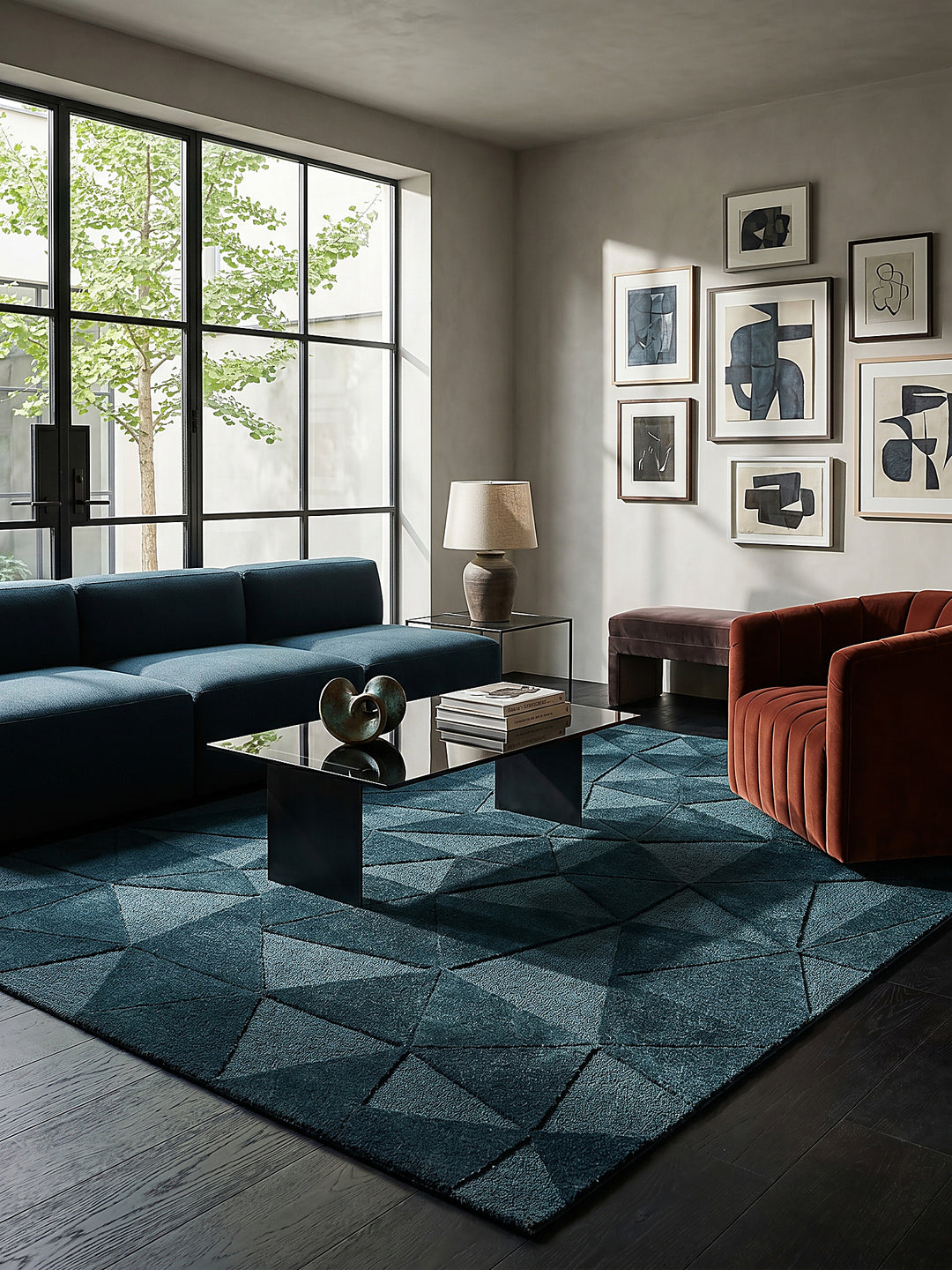 Teppich Türkis rechteckig im Wohnzimmer mit Couchtisch und Wohnaccessoires Wohnidee skandinavisch modern_