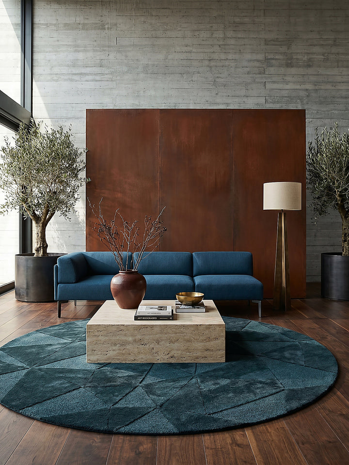 Teppich Türkis rund Editorial Interior als Designobjekt drapiert hochwertige Wohnaccessoires_