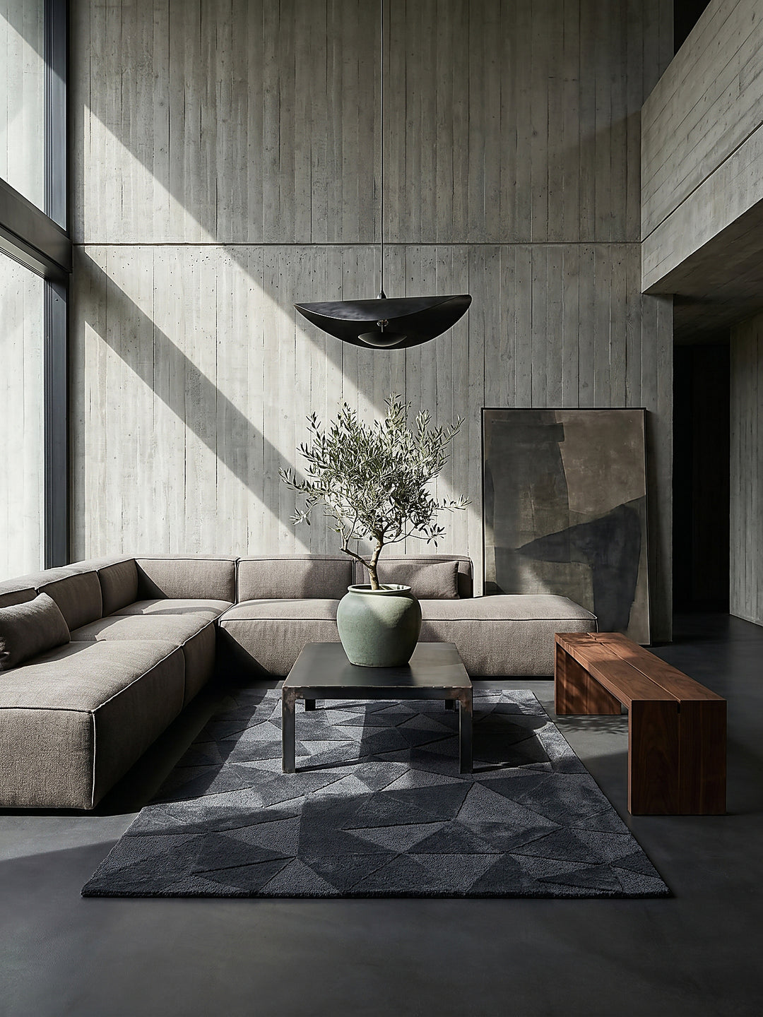 Teppich Anthrazit rechteckig Editorial Interior als Designobjekt drapiert hochwertige Wohnaccessoires_