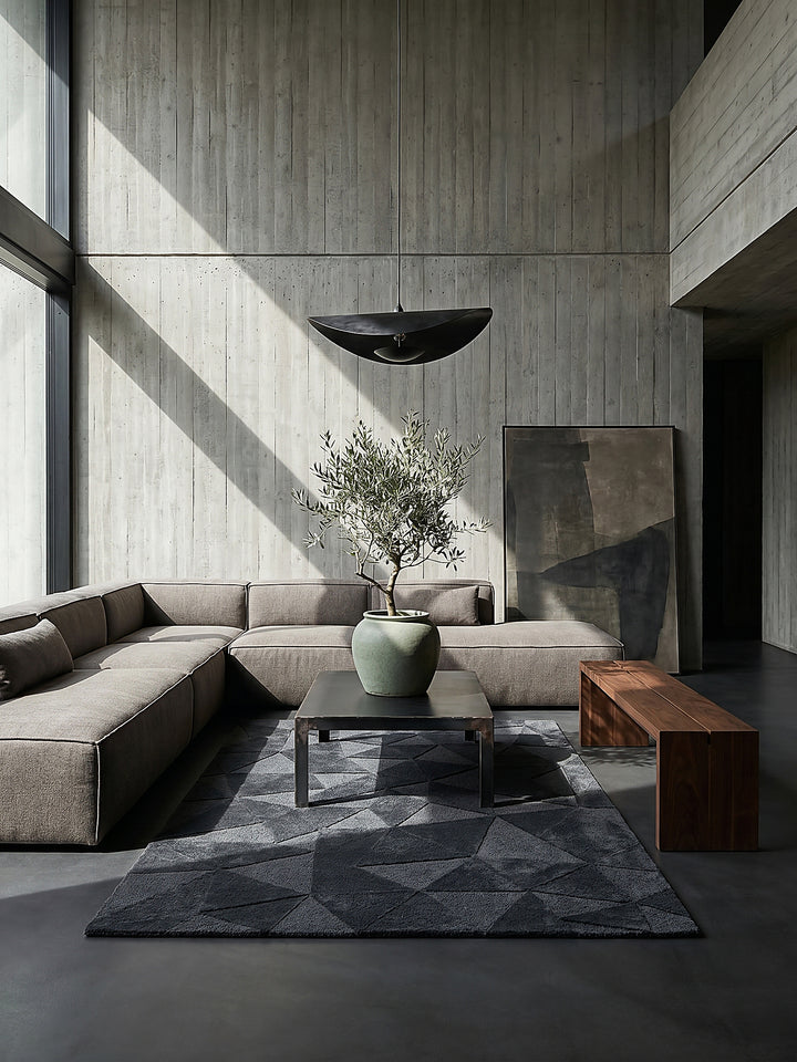 Teppich Anthrazit rechteckig Editorial Interior als Designobjekt drapiert hochwertige Wohnaccessoires_