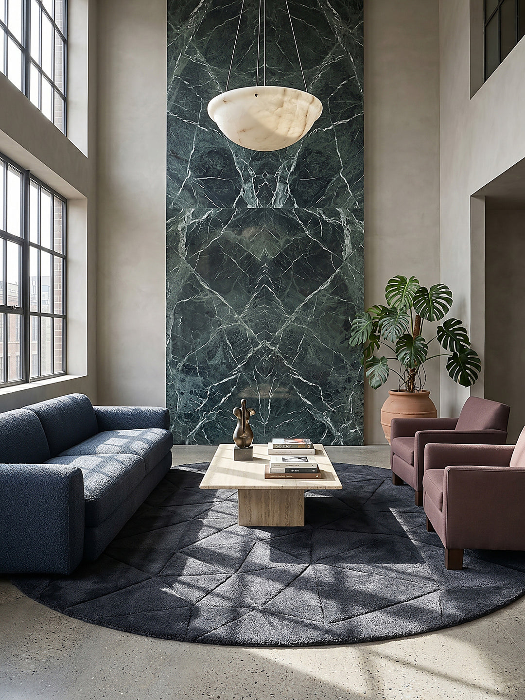 Teppich Anthrazit rund Editorial Interior als Designobjekt drapiert hochwertige Wohnaccessoires_