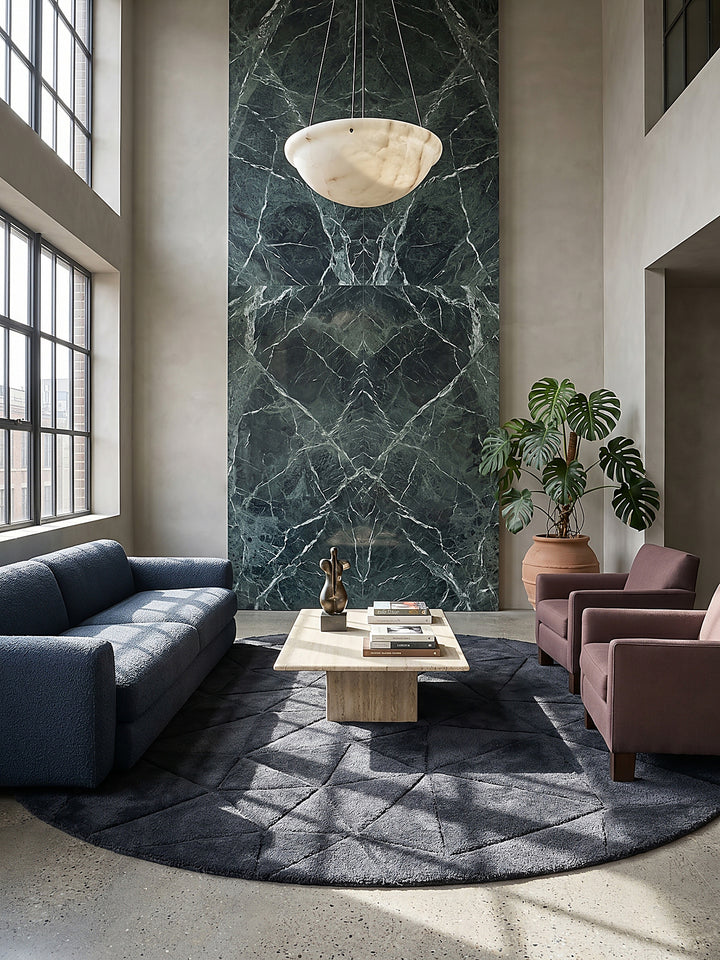 Teppich Anthrazit rund Editorial Interior als Designobjekt drapiert hochwertige Wohnaccessoires_