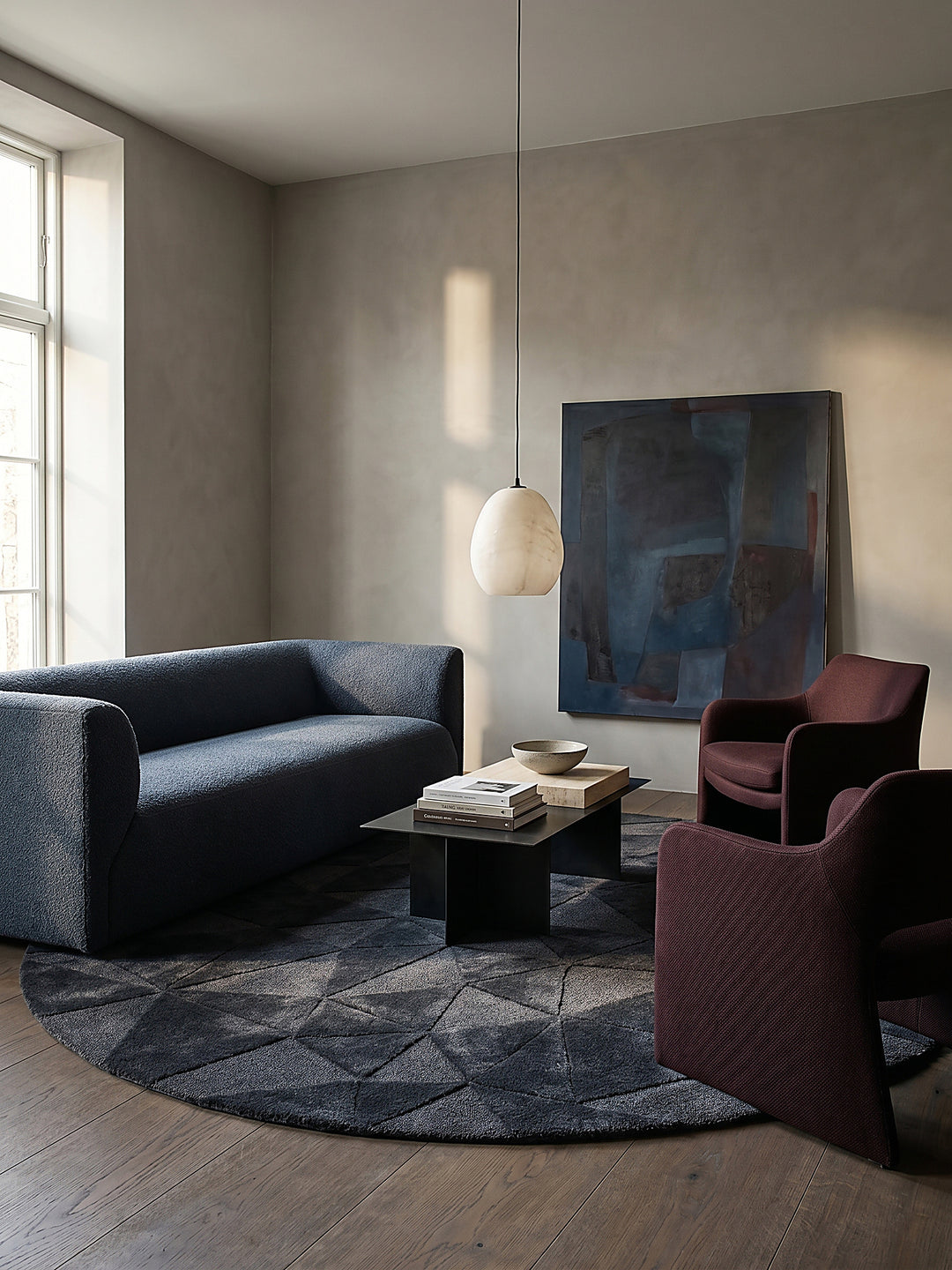 Teppich Anthrazit rund im Wohnzimmer mit Couchtisch und Wohnaccessoires Wohnidee skandinavisch modern_