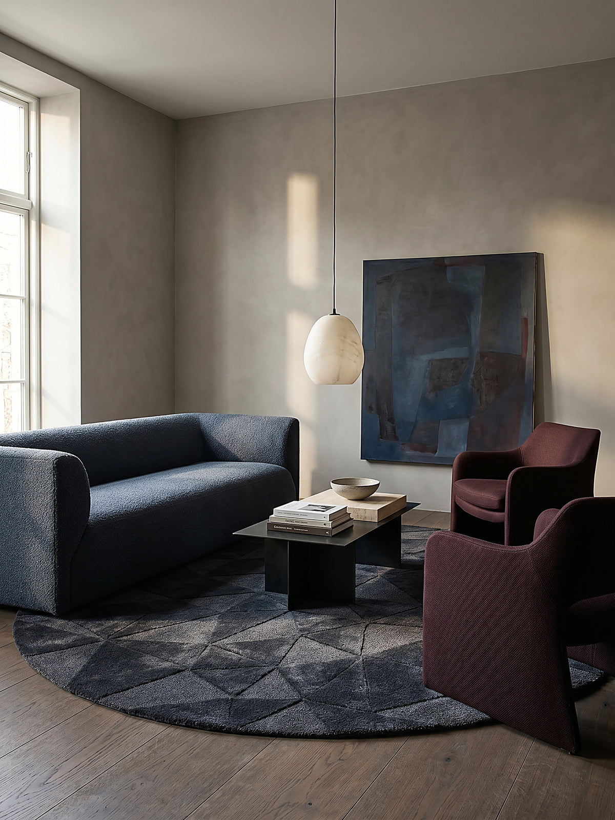 Teppich Anthrazit rund im Wohnzimmer mit Couchtisch und Wohnaccessoires Wohnidee skandinavisch modern_