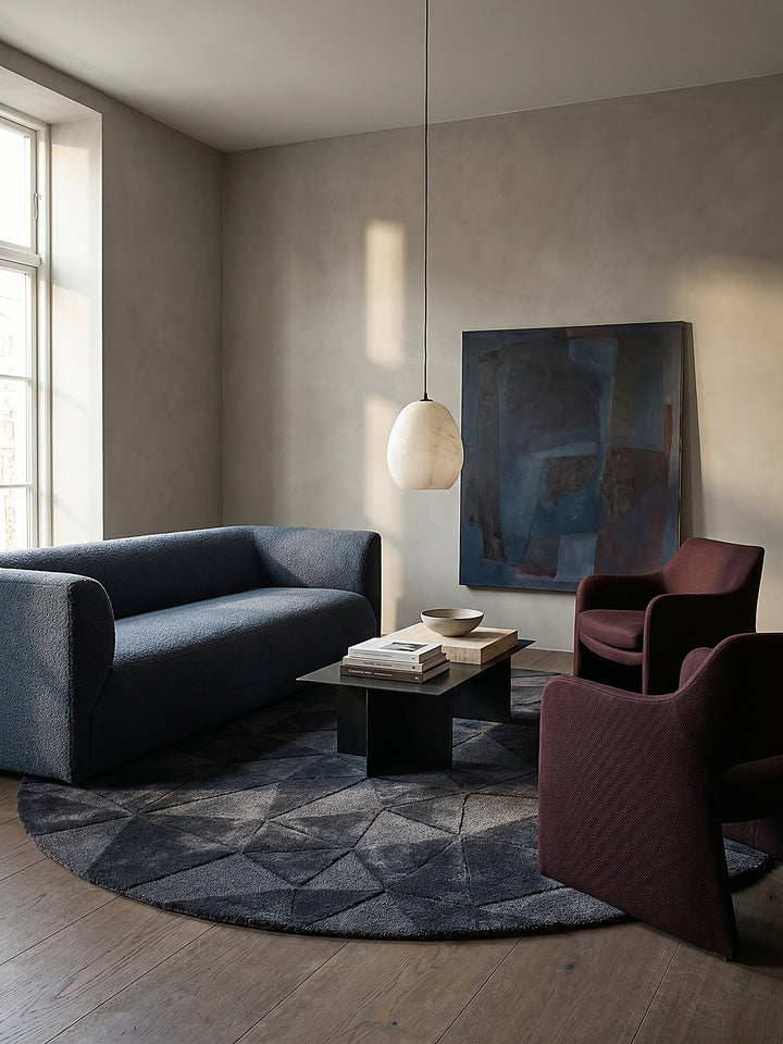 Teppich Anthrazit rund im Wohnzimmer mit Couchtisch und Wohnaccessoires Wohnidee skandinavisch modern_