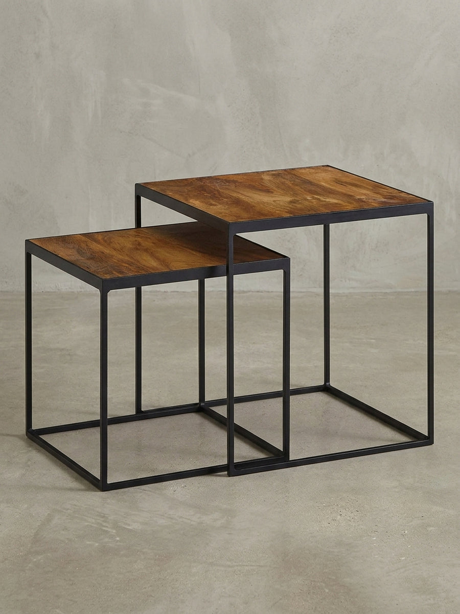 Gesamtübersicht des 2-teiligen Satztisch-Sets aus massivem Mangoholz, das die Flexibilität und das zeitlose quadratische Design der Tische darstellt._