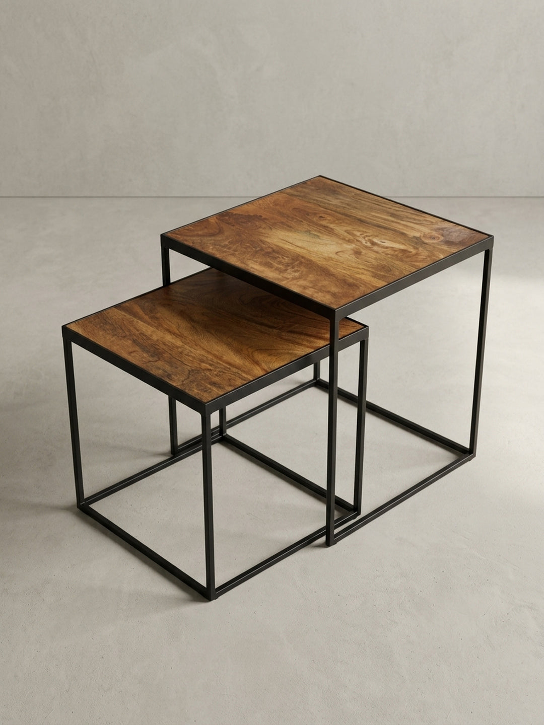 Alternativer Blickwinkel auf den Wohnzimmertisch im 2er-Set, der die Tiefe der Holzmaserung und die matte Oberfläche des schwarzen Metallrahmens betont._